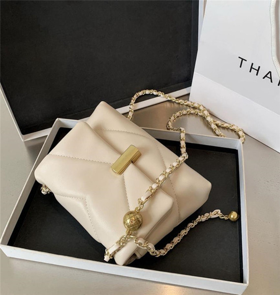 Väike metallist käepidemega nahast õlakott