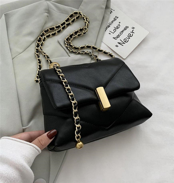 Väike metallist käepidemega nahast õlakott