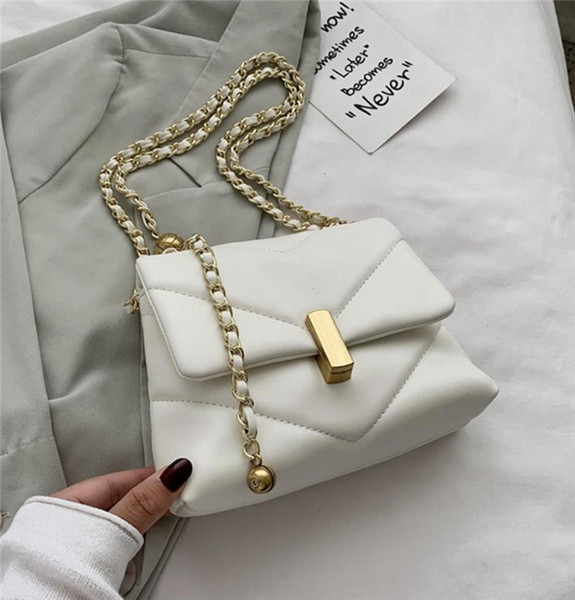 Väike metallist käepidemega nahast õlakott