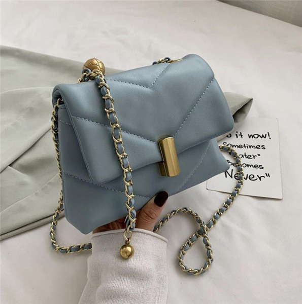 Väike metallist käepidemega nahast õlakott