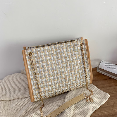 Dabartinis moteriškas krepšys su metalinėmis rankenomis tipo grandinėle