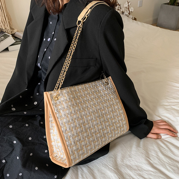 Dabartinis moteriškas krepšys su metalinėmis rankenomis tipo grandinėle