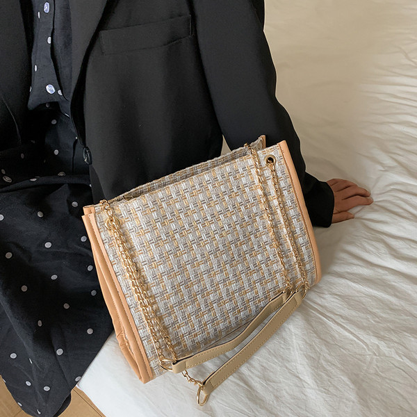 Dabartinis moteriškas krepšys su metalinėmis rankenomis tipo grandinėle