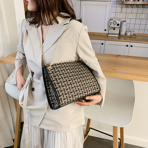 Dabartinis moteriškas krepšys su metalinėmis rankenomis tipo grandinėle