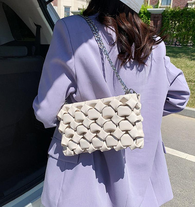 Σύγχρονη γυναικεία τσάντα ώμου με μεταλλική λαβή