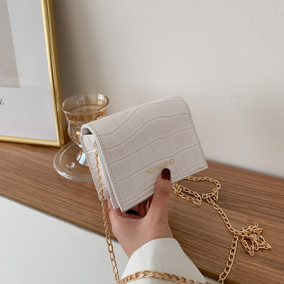 Kis kézitáska hosszú füllel, felirattal