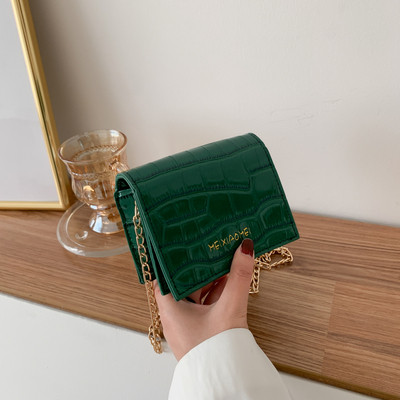 Kis kézitáska hosszú füllel, felirattal