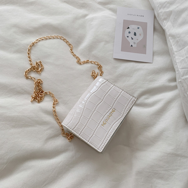 Kis kézitáska hosszú füllel, felirattal