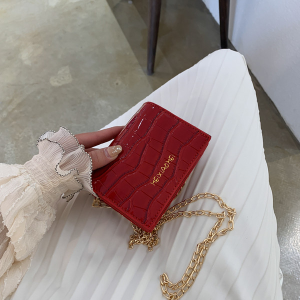 Kis kézitáska hosszú füllel, felirattal