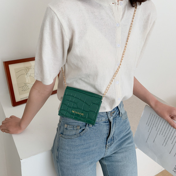 Kis kézitáska hosszú füllel, felirattal