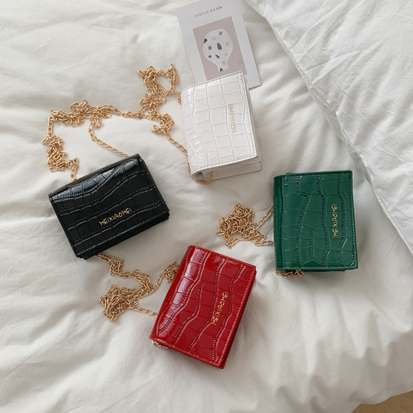 Kis kézitáska hosszú füllel, felirattal