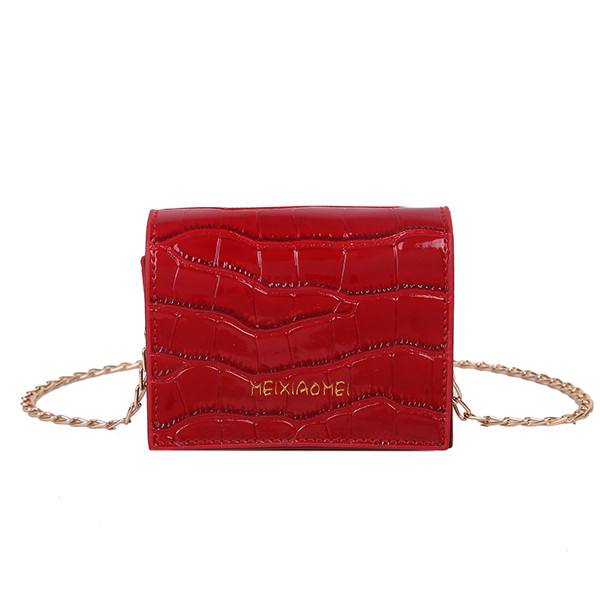 Kis kézitáska hosszú füllel, felirattal