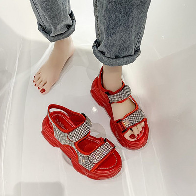 Γυναικεία σανδάλια με υψηλή τραχιά σόλα