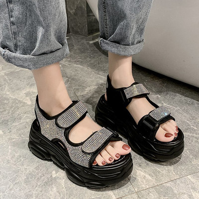 Γυναικεία σανδάλια με υψηλή τραχιά σόλα