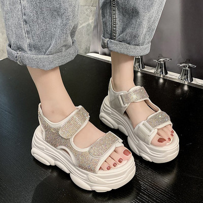 Γυναικεία σανδάλια με υψηλή τραχιά σόλα