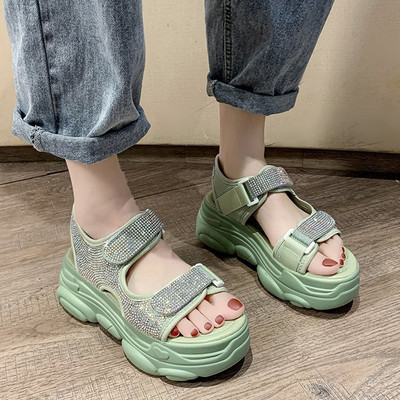 Γυναικεία σανδάλια με υψηλή τραχιά σόλα