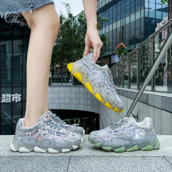 Új női tornacipő modell hálóval és kövekkel