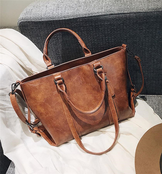 Velika svakodnevna torba od eko kože sa patentnim zatvaračima