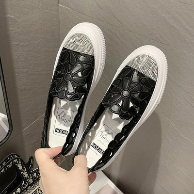 Modern női cipő kivágott részekkel, lapos talppal