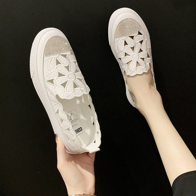 Modern női cipő kivágott részekkel, lapos talppal