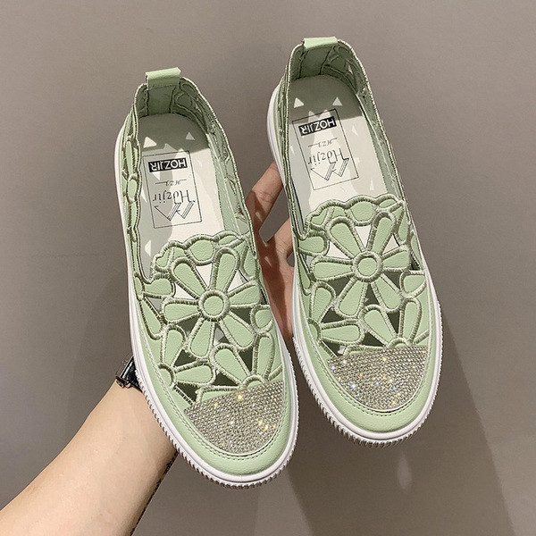 Modern női cipő kivágott részekkel, lapos talppal