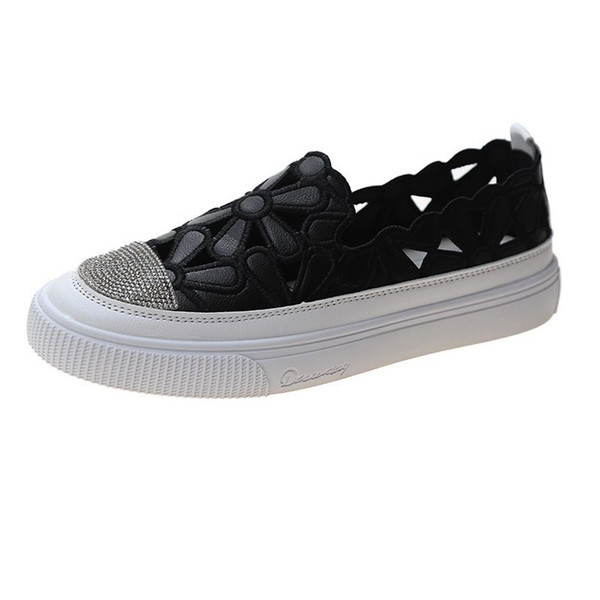 Modern női cipő kivágott részekkel, lapos talppal