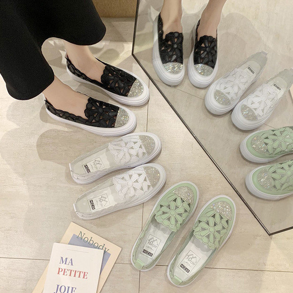 Modern női cipő kivágott részekkel, lapos talppal