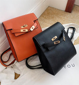 Női alkalmi hátizsák fém rögzítéssel