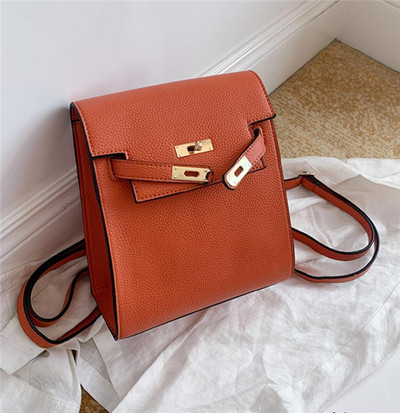 Női alkalmi hátizsák fém rögzítéssel