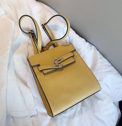 Női alkalmi hátizsák fém rögzítéssel