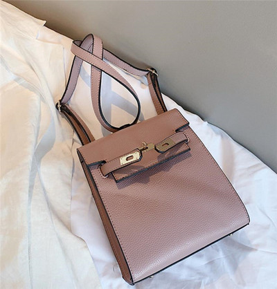 Női alkalmi hátizsák fém rögzítéssel