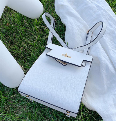 Női alkalmi hátizsák fém rögzítéssel