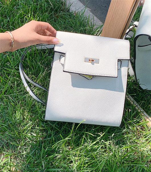 Női alkalmi hátizsák fém rögzítéssel