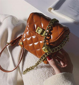 Μικρή έκο δερμάτινη τσάντα με αγκράφα και δύο λαβές