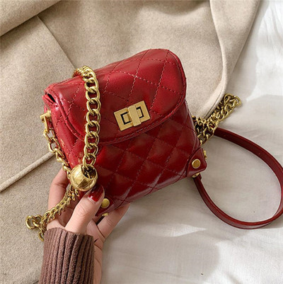 Μικρή έκο δερμάτινη τσάντα με αγκράφα και δύο λαβές