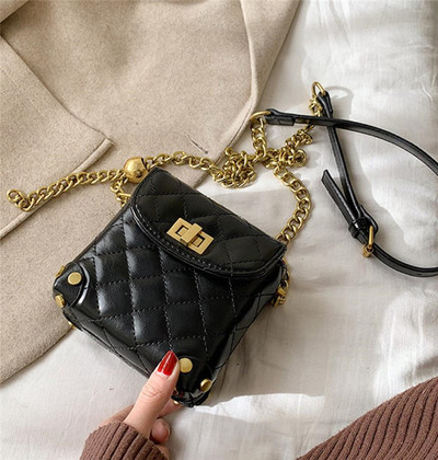 Μικρή έκο δερμάτινη τσάντα με αγκράφα και δύο λαβές