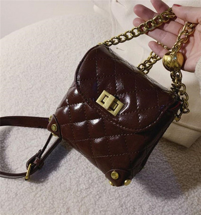 Μικρή έκο δερμάτινη τσάντα με αγκράφα και δύο λαβές