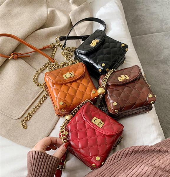 Μικρή έκο δερμάτινη τσάντα με αγκράφα και δύο λαβές