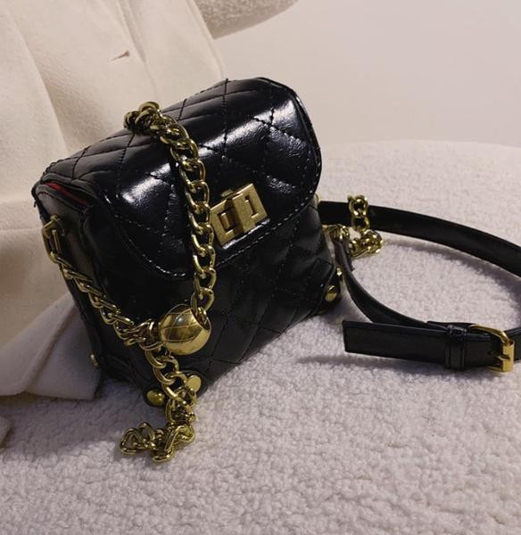 Μικρή έκο δερμάτινη τσάντα με αγκράφα και δύο λαβές