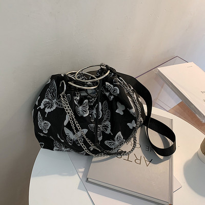 Női aktuális táska kerek füllel és fém díszítéssel