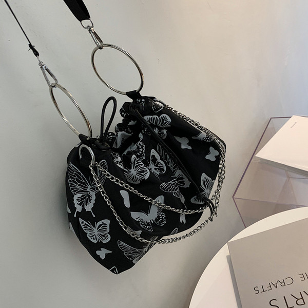 Női aktuális táska kerek füllel és fém díszítéssel