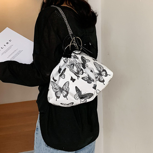 Női aktuális táska kerek füllel és fém díszítéssel