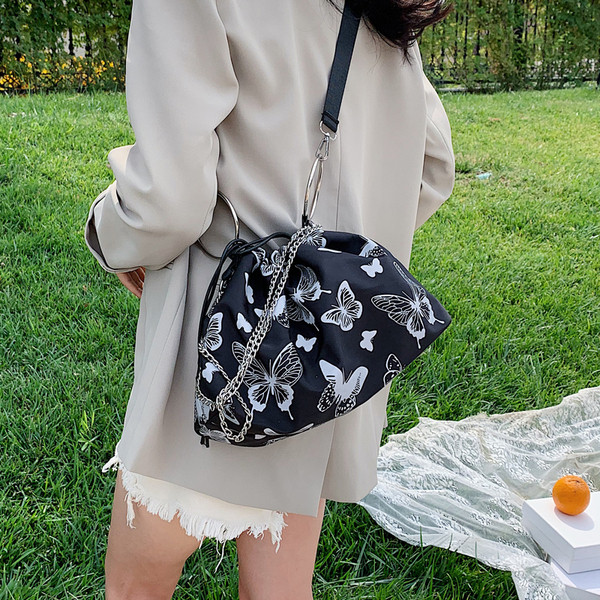 Női aktuális táska kerek füllel és fém díszítéssel