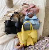 Kisméretű női táska ökobőr szalaggal, két füllel