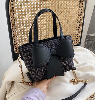 Kisméretű női táska ökobőr szalaggal, két füllel