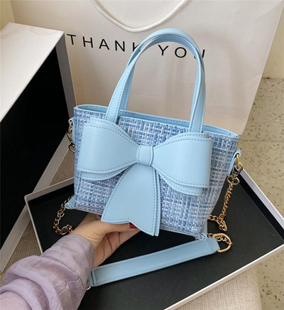 Kisméretű női táska ökobőr szalaggal, két füllel