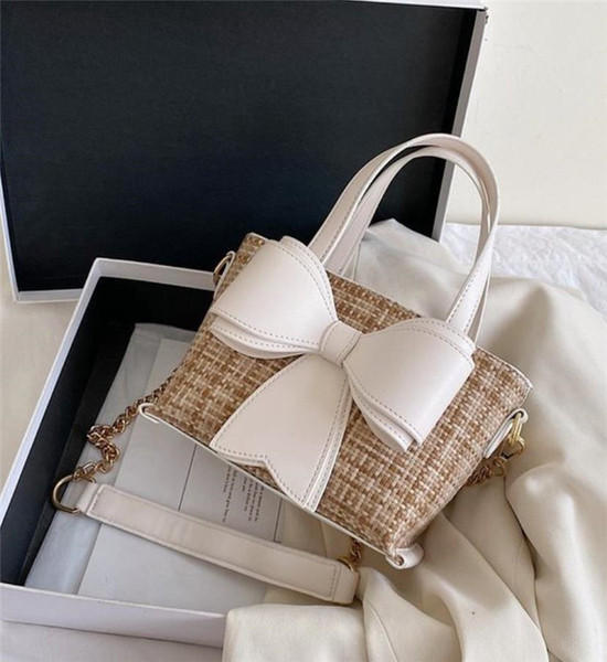 Kisméretű női táska ökobőr szalaggal, két füllel