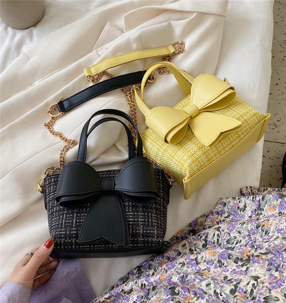 Kisméretű női táska ökobőr szalaggal, két füllel