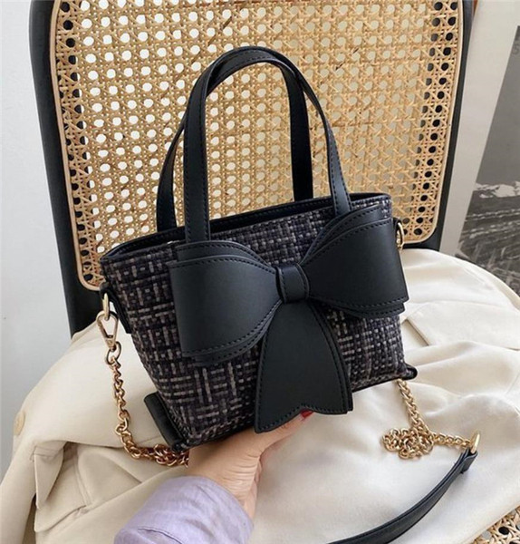 Kisméretű női táska ökobőr szalaggal, két füllel