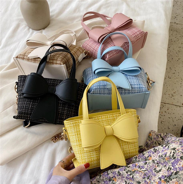 Kisméretű női táska ökobőr szalaggal, két füllel